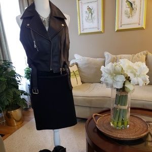 BLACK TEXTURED MINI SKIRT